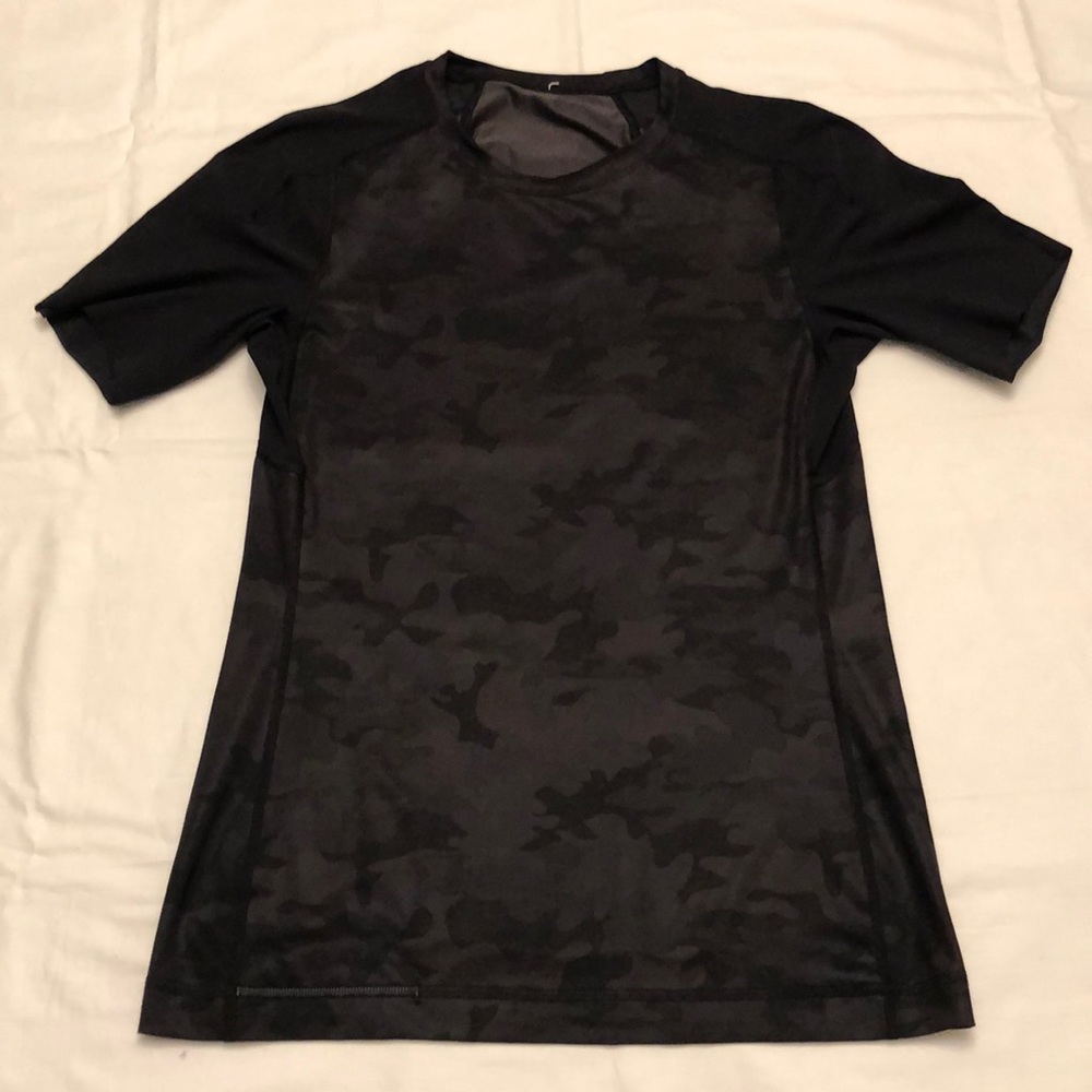 Lululemon black camo compression shirt Sz S